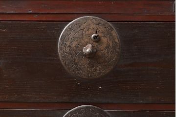 和製アンティーク　前面栗材　時を経て渋さを増した金具が魅力的な米沢箪笥(ローボード、ローチェスト、衣装箪笥、収納箪笥、和タンス、引き出し)(R-055278)