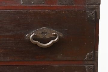 和製アンティーク　前面栗材　時を経て渋さを増した金具が魅力的な米沢箪笥(ローボード、ローチェスト、衣装箪笥、収納箪笥、和タンス、引き出し)(R-055278)
