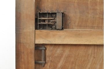 和製アンティーク　新潟県産　総ケヤキ材(欅)　一枚板　厚手　立派な佇まいが存在感抜群の蔵戸1枚(玄関戸、引き戸、建具)(R-055302)