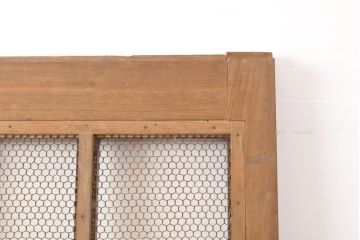 和製アンティーク　総ケヤキ材(欅)　巾着金具　歴史を刻んだ風合いが趣ある格子蔵戸1枚(きつね格子、狐格子、玄関戸、引き戸、建具、格子戸、マス目、升目)(R-055303)
