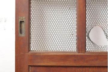和製アンティーク　総ケヤキ材(欅)　大きな金具が存在感を高める格子蔵戸1枚(きつね格子、狐格子、玄関戸、引き戸、建具、格子戸、マス目、升目)(R-055304)