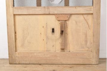 和製アンティーク　総ケヤキ材(欅)　大きな金具が存在感を高める格子蔵戸1枚(きつね格子、狐格子、玄関戸、引き戸、建具、格子戸、マス目、升目)(R-055304)