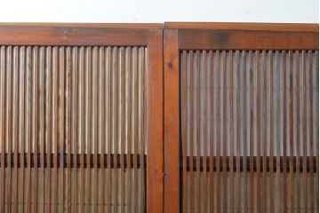 アンティーク建具　大正期　幅狭　整然と並ぶ縦格子が繊細で美しい裏障子付き格子戸4枚セット(引き戸)(R-055317)