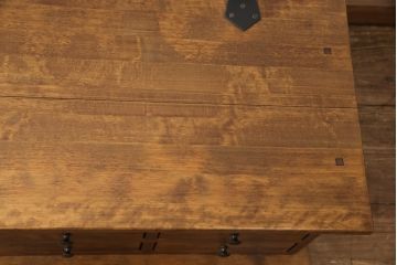 中古　超美品　LAURA　ASHLEY(ローラアシュレイ)　Garrat(ギャラット)　アンティーク仕上げのカバ材製コーヒーテーブル(スモールボックス、センターテーブル、リビングテーブル)(R-055322)