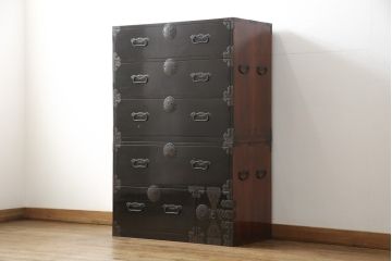  アンティーク家具　美品　大正昭和初期　和の風格漂う黒漆塗りが魅力の重ね庄内箪笥(時代箪笥、重ね箪笥、引き出し、チェスト)(R-055329)