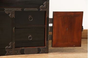  アンティーク家具　美品　大正昭和初期　和の風格漂う黒漆塗りが魅力の重ね庄内箪笥(時代箪笥、重ね箪笥、引き出し、チェスト)(R-055329)