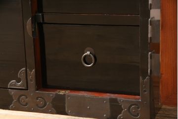  アンティーク家具　美品　大正昭和初期　和の風格漂う黒漆塗りが魅力の重ね庄内箪笥(時代箪笥、重ね箪笥、引き出し、チェスト)(R-055329)