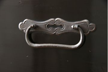  アンティーク家具　美品　大正昭和初期　和の風格漂う黒漆塗りが魅力の重ね庄内箪笥(時代箪笥、重ね箪笥、引き出し、チェスト)(R-055329)