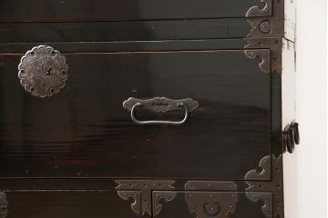  アンティーク家具　美品　大正昭和初期　和の風格漂う黒漆塗りが魅力の重ね庄内箪笥(時代箪笥、重ね箪笥、引き出し、チェスト)(R-055329)