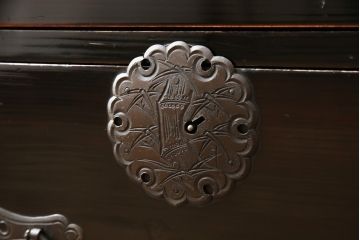  アンティーク家具　美品　大正昭和初期　和の風格漂う黒漆塗りが魅力の重ね庄内箪笥(時代箪笥、重ね箪笥、引き出し、チェスト)(R-055329)
