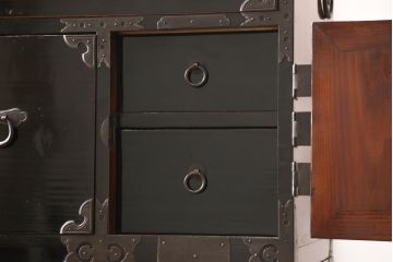 アンティーク家具　美品　大正昭和初期　和の風格漂う黒漆塗りが魅力の庄内箪笥ローボード(時代箪笥、引き出し、ローチェスト、テレビ台、テレビボード)(R-055330)