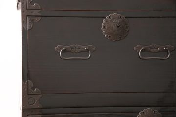 アンティーク家具　美品　大正昭和初期　和の風格漂う黒漆塗りが魅力の庄内箪笥ローボード(時代箪笥、引き出し、ローチェスト、テレビ台、テレビボード)(R-055330)