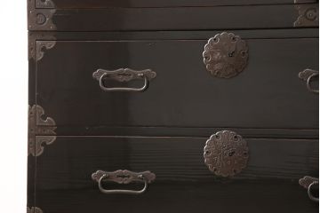 アンティーク家具　美品　大正昭和初期　和の風格漂う黒漆塗りが魅力の庄内箪笥ローボード(時代箪笥、引き出し、ローチェスト、テレビ台、テレビボード)(R-055331)