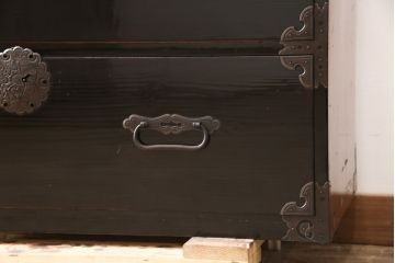 アンティーク家具　美品　大正昭和初期　和の風格漂う黒漆塗りが魅力の庄内箪笥ローボード(時代箪笥、引き出し、ローチェスト、テレビ台、テレビボード)(R-055331)