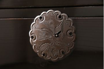 アンティーク家具　美品　大正昭和初期　和の風格漂う黒漆塗りが魅力の庄内箪笥ローボード(時代箪笥、引き出し、ローチェスト、テレビ台、テレビボード)(R-055331)