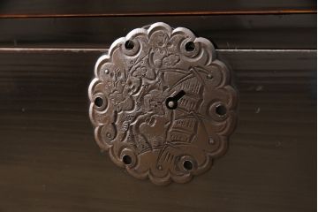 アンティーク家具　美品　大正昭和初期　和の風格漂う黒漆塗りが魅力の庄内箪笥ローボード(時代箪笥、引き出し、ローチェスト、テレビ台、テレビボード)(R-055331)