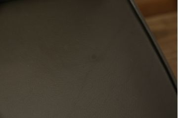 中古　美品　maruni(マルニ木工)　ベルサイユシリーズ　シックな色合いが大人の雰囲気を醸し出すダイニングチェア4脚セット(合皮)(椅子、イス)(R-055333)