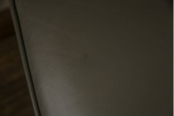 中古　美品　maruni(マルニ木工)　ベルサイユシリーズ　シックな色合いが大人の雰囲気を醸し出すダイニングチェア4脚セット(合皮)(椅子、イス)(R-055333)