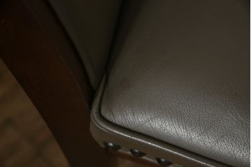 中古　美品　maruni(マルニ木工)　ベルサイユシリーズ　シックな色合いが大人の雰囲気を醸し出すダイニングチェア4脚セット(合皮)(椅子、イス)(R-055333)