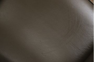 中古　美品　maruni(マルニ木工)　ベルサイユシリーズ　シックな色合いが大人の雰囲気を醸し出すダイニングチェア2脚セット(合皮)(椅子、イス)(R-055334)