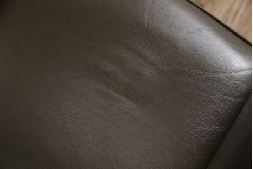 中古　美品　maruni(マルニ木工)　ベルサイユシリーズ　シックな色合いが大人の雰囲気を醸し出すダイニングチェア2脚セット(合皮)(椅子、イス)(R-055334)