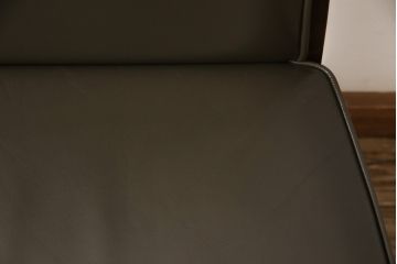 中古　美品　maruni(マルニ木工)　ベルサイユシリーズ　シックな色合いが大人の雰囲気を醸し出すダイニングチェア2脚セット(合皮)(椅子、イス)(R-055334)