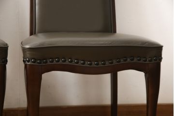 中古　美品　maruni(マルニ木工)　ベルサイユシリーズ　シックな色合いが大人の雰囲気を醸し出すダイニングチェア2脚セット(合皮)(椅子、イス)(R-055334)