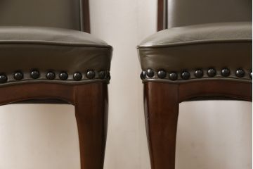 中古　美品　maruni(マルニ木工)　ベルサイユシリーズ　シックな色合いが大人の雰囲気を醸し出すダイニングチェア2脚セット(合皮)(椅子、イス)(R-055334)