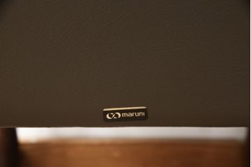中古　美品　maruni(マルニ木工)　ベルサイユシリーズ　シックな色合いが大人の雰囲気を醸し出すダイニングチェア2脚セット(合皮)(椅子、イス)(R-055334)