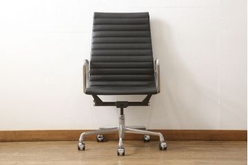 中古　超美品　Hermanmiller(ハーマンミラー社)　イームズアルミナムグループ　キャスター付き　くつろぎの快適な空間を演出するエグゼクティブチェア(オフィスチェア、アームチェア、椅子)(定価約32万円)(R-055372)