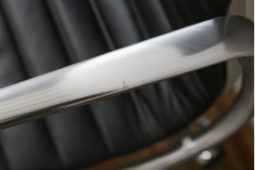 中古　超美品　Hermanmiller(ハーマンミラー社)　イームズアルミナムグループ　キャスター付き　くつろぎの快適な空間を演出するエグゼクティブチェア(オフィスチェア、アームチェア、椅子)(定価約32万円)(R-055372)