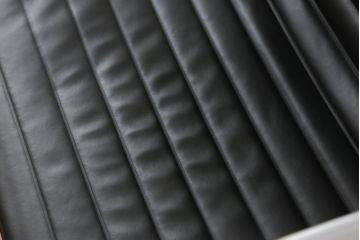 中古　超美品　Hermanmiller(ハーマンミラー社)　イームズアルミナムグループ　キャスター付き　くつろぎの快適な空間を演出するエグゼクティブチェア(オフィスチェア、アームチェア、椅子)(定価約32万円)(R-055372)
