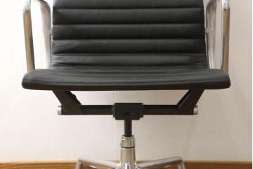 中古　超美品　Hermanmiller(ハーマンミラー社)　イームズアルミナムグループ　キャスター付き　くつろぎの快適な空間を演出するエグゼクティブチェア(オフィスチェア、アームチェア、椅子)(定価約32万円)(R-055372)