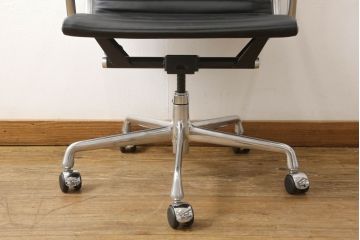 中古　超美品　Hermanmiller(ハーマンミラー社)　イームズアルミナムグループ　キャスター付き　くつろぎの快適な空間を演出するエグゼクティブチェア(オフィスチェア、アームチェア、椅子)(定価約32万円)(R-055372)