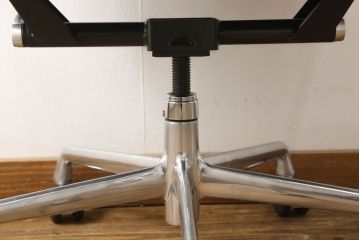 中古　超美品　Hermanmiller(ハーマンミラー社)　イームズアルミナムグループ　キャスター付き　くつろぎの快適な空間を演出するエグゼクティブチェア(オフィスチェア、アームチェア、椅子)(定価約32万円)(R-055372)