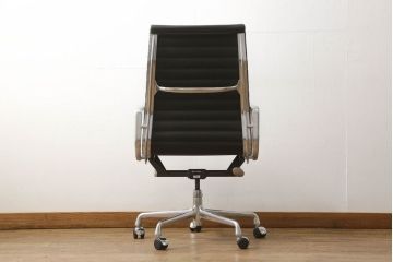 中古　超美品　Hermanmiller(ハーマンミラー社)　イームズアルミナムグループ　キャスター付き　くつろぎの快適な空間を演出するエグゼクティブチェア(オフィスチェア、アームチェア、椅子)(定価約32万円)(R-055372)