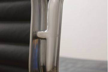 中古　超美品　Hermanmiller(ハーマンミラー社)　イームズアルミナムグループ　キャスター付き　くつろぎの快適な空間を演出するエグゼクティブチェア(オフィスチェア、アームチェア、椅子)(定価約32万円)(R-055372)