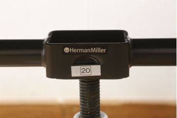 中古　超美品　Hermanmiller(ハーマンミラー社)　イームズアルミナムグループ　キャスター付き　くつろぎの快適な空間を演出するエグゼクティブチェア(オフィスチェア、アームチェア、椅子)(定価約32万円)(R-055372)