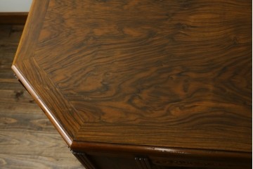フランスアンティーク　ローズウッド材　ガラス天板付き　クラシカルな佇まいと独特の木目が魅力のパートナーデスク　(R-055399)