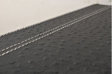 中古　展示美品　トニーノ・ランボルギーニ(Tonino Lamborghini)　本革　オーストリッチ　重厚な佇まいが魅力のサイドチェスト(レザー、引き出し、サイドテーブル)(定価約70万円)(R-055402)