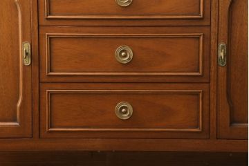 中古　美品　DREXEL HERITAGE(ドレクセルヘリテイジ)　Triune(トライユン)　チャイナ　クラシカルな佇まいが魅力の食器棚(キャビネット、収納棚、飾り棚)(定価約85万円)(R-055405)