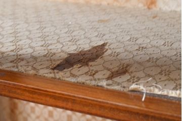 イギリスアンティーク　上手物!　マホガニー材　象嵌細工とRガラスがクラシカルな雰囲気を醸し出すキャビネット(収納棚、飾り棚、ガラスケース、ショーケース)(R-055407)