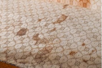 イギリスアンティーク　上手物!　マホガニー材　象嵌細工とRガラスがクラシカルな雰囲気を醸し出すキャビネット(収納棚、飾り棚、ガラスケース、ショーケース)(R-055407)