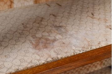 イギリスアンティーク　上手物!　マホガニー材　象嵌細工とRガラスがクラシカルな雰囲気を醸し出すキャビネット(収納棚、飾り棚、ガラスケース、ショーケース)(R-055407)