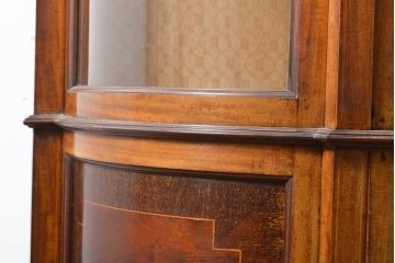 イギリスアンティーク　上手物!　マホガニー材　象嵌細工とRガラスがクラシカルな雰囲気を醸し出すキャビネット(収納棚、飾り棚、ガラスケース、ショーケース)(R-055407)