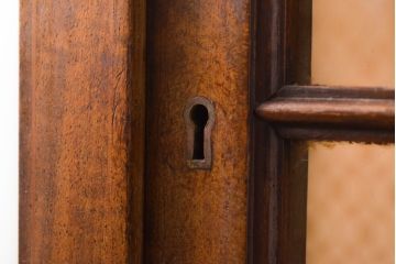 イギリスアンティーク　上手物!　マホガニー材　象嵌細工とRガラスがクラシカルな雰囲気を醸し出すキャビネット(収納棚、飾り棚、ガラスケース、ショーケース)(R-055407)