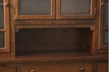 中古　松本民芸家具　西洋の伝統的なデザインをモチーフにしたリネン型食器棚(キャビネット、カップボード、収納棚、戸棚)(定価約125万円)(R-055408)