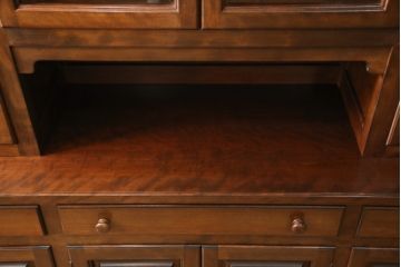 中古　松本民芸家具　西洋の伝統的なデザインをモチーフにしたリネン型食器棚(キャビネット、カップボード、収納棚、戸棚)(定価約125万円)(R-055408)