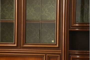 中古　美品　イタリア高級輸入家具　MASETTI(マセッティ)　優雅な佇まいの大型組立て式キャビネット(カップボード、収納棚、戸棚、飾り棚)(R-055421)