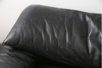 中古　美品　Cassina(カッシーナ)　MARALUNGA(マラルンガ)　本革(レザー)　ブラックカラーが高級感を高める2人掛けソファ(2P、二人掛け)(定価約180万円)(R-055426)